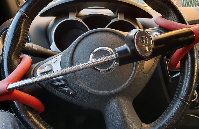 Steering wheel lock device on vehicle
