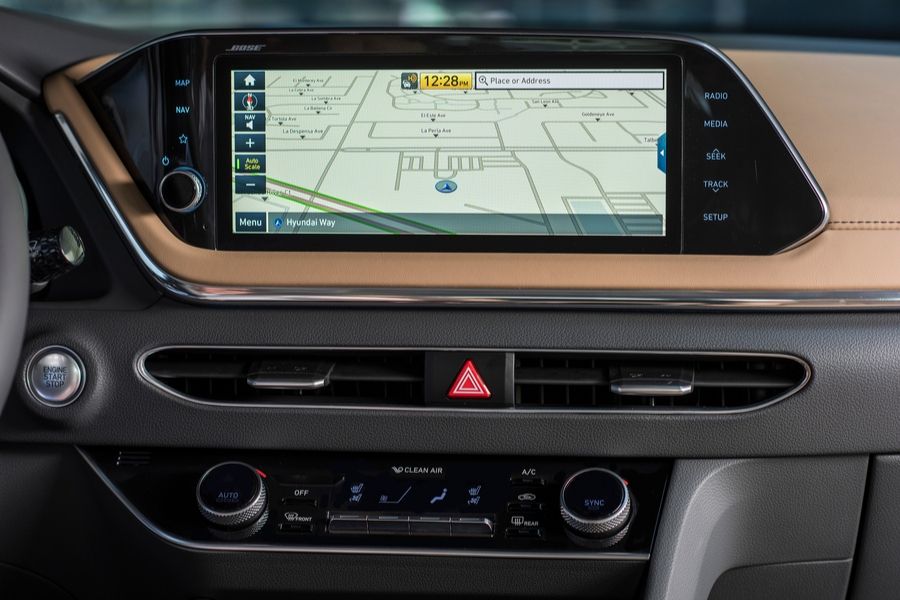 2020 Hyundai Sontana inside view of 10.25-inch navigation screen_o