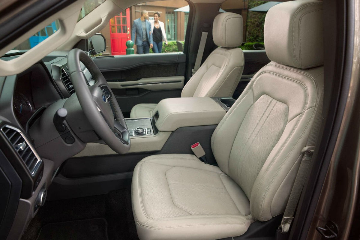 Side view of the 2018 Ford Expedition's front seats
