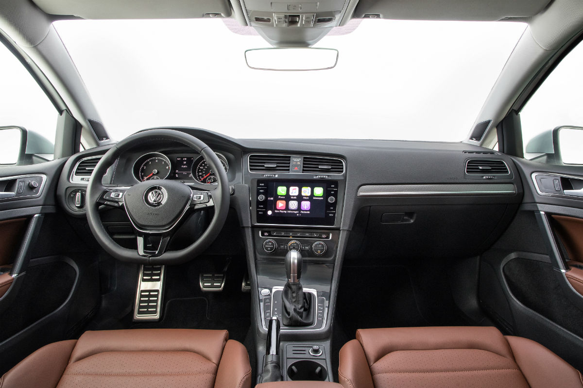 Driver's cockpit of the 2018 VW Golf Alltrack