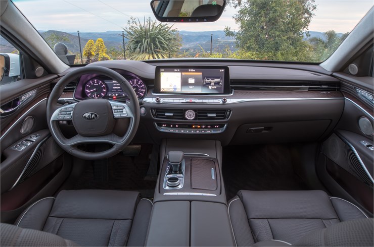 2019 Kia K900 front interior with head on view