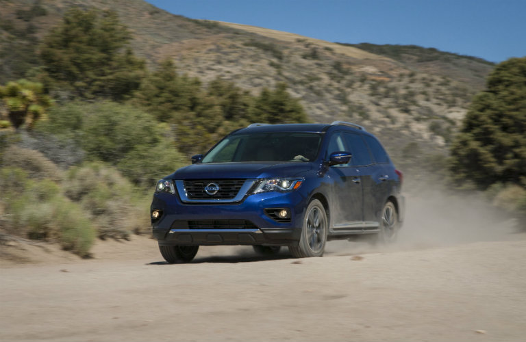 2018-Nissan-Pathfinder-driving-on-dirt-road