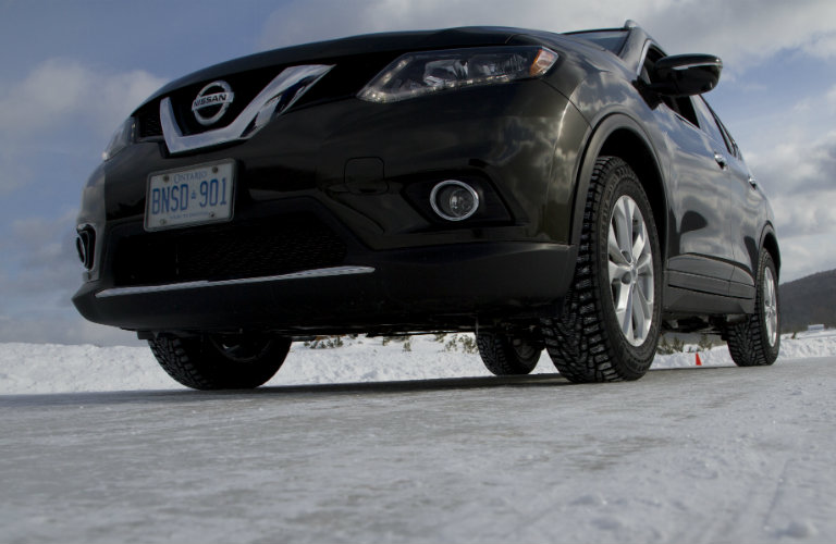 2018-Nissan-Rogue-driving-on-snow-course