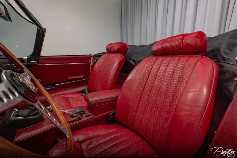 1970 Jaguar E-Type Interior Cabin Seating