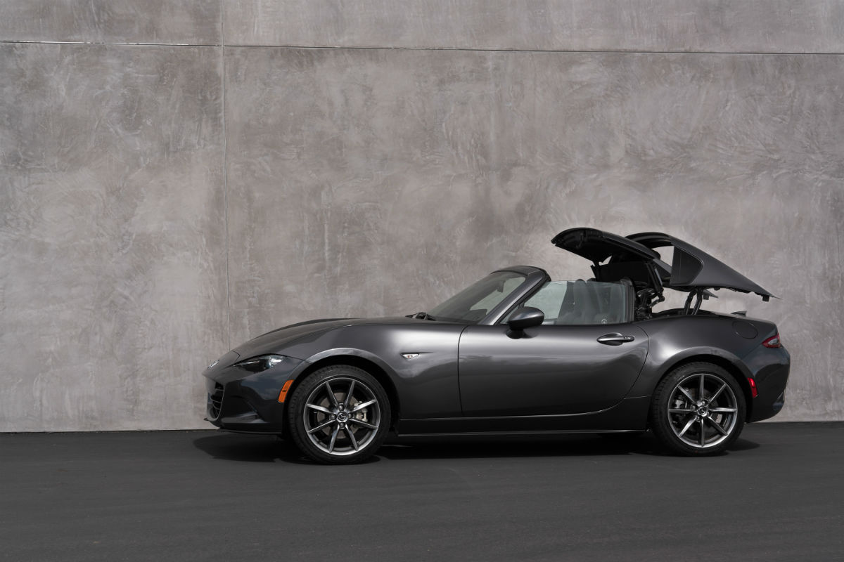 Side exterior view of the 2018 Mazda MX-5's retractable fastback opening