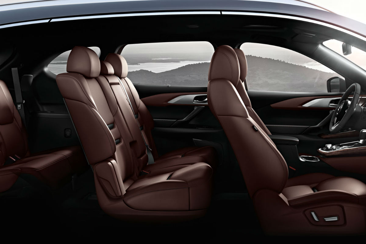 Side view of the interior seating of the 2018 Mazda CX-9